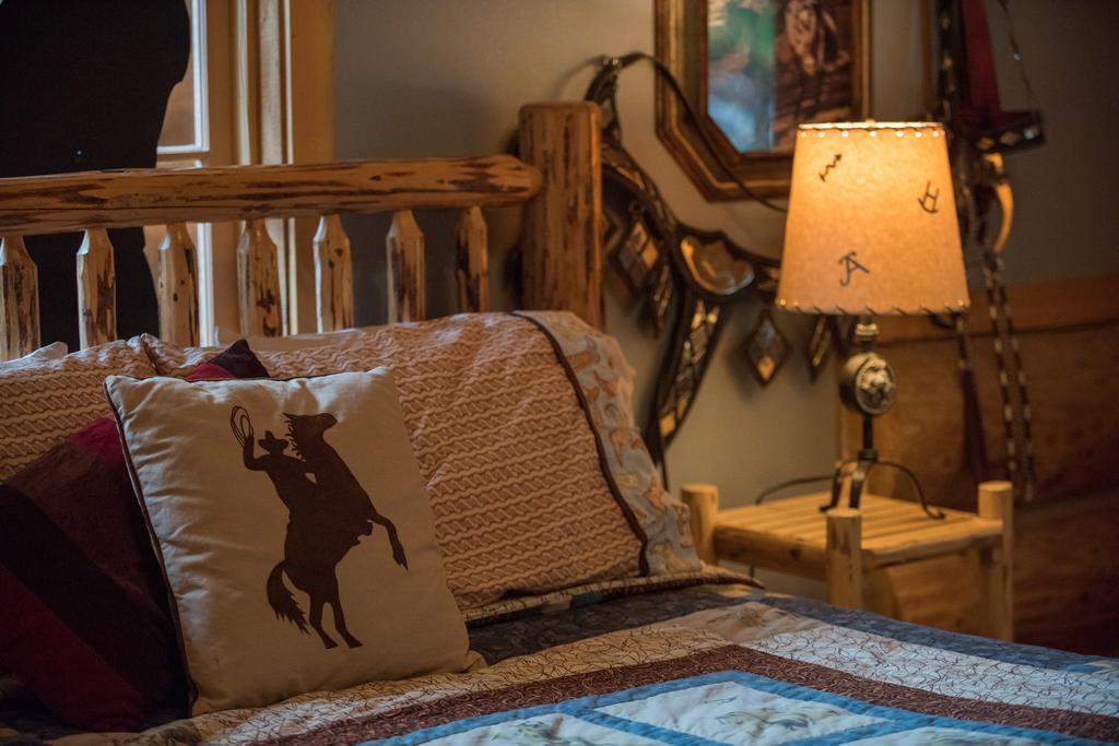 Western Pleasure Guest Ranch 桑德波因特 外观 照片