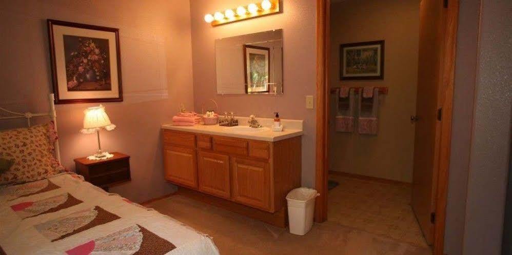 Western Pleasure Guest Ranch 桑德波因特 外观 照片